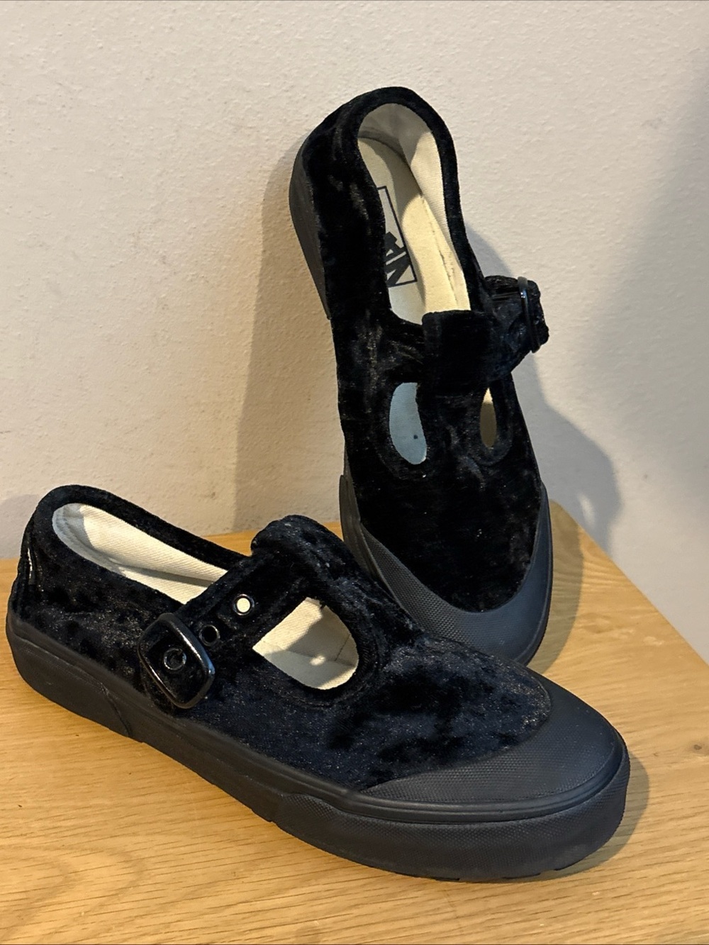 Vans Style 93 Mary Jane Black Crushed Velvet Shoes Womens Size 7.5 Retro T-Strap
